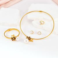 Ensemble en acier inoxydable, design élégant et tendance, collier à fleurs et perles, ensemble boucles d'oreilles et bague