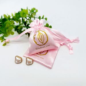 Sacs cadeaux en satin personnalisés avec logo, sacs en satin rose OEM pour bijoux, anneaux, boucles d'oreilles, pochettes à cordon - Product Image 4