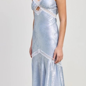 Vestido Midi de Mujer con Tirantes Finos y Encaje, Diseño Floral Fruncido, Elegante y Casual para Verano, Fabricación Personalizada de Alta Calidad - Product Image 4