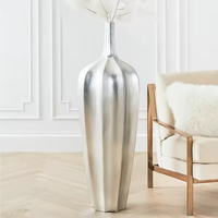 Décoration d'intérieur moderne de luxe avec finition dorée, décoration de mariage, centre de table, vase à fleurs sur pied