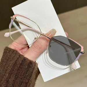 Nuevas <span class=keywords><strong>Gafas</strong></span> Fotocromáticas Anti <span class=keywords><strong>Luz</strong></span> <span class=keywords><strong>Azul</strong></span> <span class=keywords><strong>de</strong></span> Montura Completa con Armazón Metálico Estilo Ojo <span class=keywords><strong>de</strong></span> Gato y Lentes Modernas para Mujer - Product Image 1