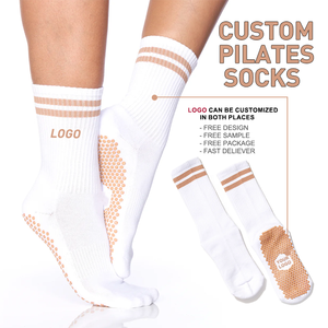 धातु की पट्टियों के साथ कस्टम पिलेट्स महिलाओं के क्रू मोजे जिम के लिए गैर-पर्ची डॉट्स - Product Image 1