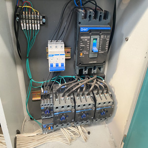 Machine de presse à chaud <span class=keywords><strong>hydraulique</strong></span> automatique de haute qualité pour la fabrication de portes en bois Machine de presse à chaud fabriquée en Chine - Product Image 4