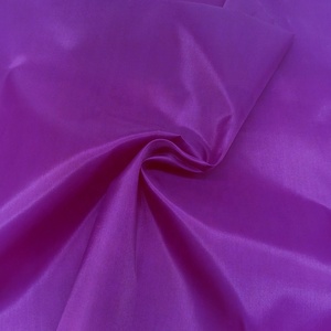Tissu en <span class=keywords><strong>taffetas</strong></span> de polyester uni teint en <span class=keywords><strong>soie</strong></span> douce de Jiangsu, Chine, 180t pour doublure - Product Image 2