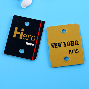 Étiquettes suspendues en papier épais 700 g/m² <span class=keywords><strong>Holland</strong></span> <span class=keywords><strong>White</strong></span> avec estampage doré et trou métallique - Product Image 4