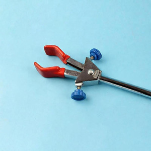 <span class=keywords><strong>Pince</strong></span> de laboratoire <span class=keywords><strong>universelle</strong></span> SCIEDU AACH183 à double bouton de réglage, mâchoires en plastique rouge à 2 griffes, garantie 1 an pour une maintien sécurisé en laboratoire - Product Image 3
