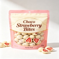 Knapperige, stevige, chocolade bedekte, gevriesdroogde aardbeien voor taartdecoratie, fruit-snack, groothandel.