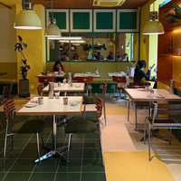 Ensemble table et chaises carrées en bois massif avec plateau en pierre, style vintage personnalisable, pour restaurants occidentaux et cafés à usage commercial