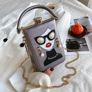 Sac à main modèle 2026 en matériau PU. La doublure est en polyester et est décorée d'une chaîne.282 - Product Image 4