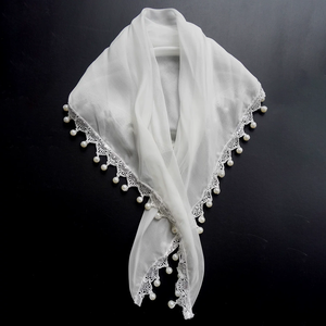 Voile de mariée blanc en dentelle, châle triangulaire, foulard à perles et pompons pour mariage, église et usage quotidien - Product Image 5