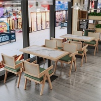 Restaurantmöbel Anpassbar Hochwertige Massivholz-Restaurant-Sitzgruppe Sofa und Rattan-Tisch und Stuhl-Set Restaurant-Einrichtung