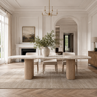 Table à manger moderne de luxe discret avec plateau en marbre travertin et piétement en chêne cannelé pour projet de design d'intérieur de villa et d'hôtel