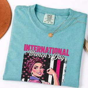 T-Shirt da Donna Comfort Colors, Girocollo, Manica Corta, 100% Cotone, Design Stampato Ispirazionale per la Giornata Internazionale della Donna - Product Image 1