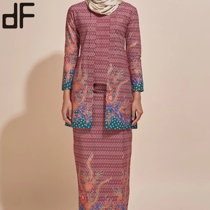 ชุดกระโปรงสีชมพูสำหรับผู้หญิงกระโปรงพิมพ์ลายดอกไม้และลายเรขาคณิตออกแบบได้ตามต้องการแฟชั่นผ้าบาติก - Product Image 2