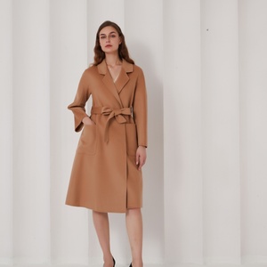 Manteau long élégant et luxueux en laine, fait main, sur mesure, à double boutonnage, coupe ajustée pour femme, hiver 2025 - Product Image 2