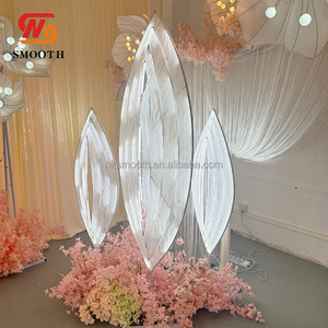 Décoration lumineuse en forme de grande feuille ajourée et lisse, avec effet œil d'ange, pour allée de mariage et toile de fond - Product Image 1