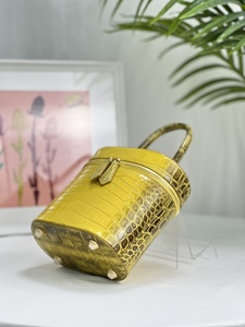 Sac seau personnalisable en cuir de crocodile 100 % authentique – Sac de luxe de créateur 3-en-1 : épaule, bandoulière et poignée supérieure |   Sac à main OEM - Product Image 5