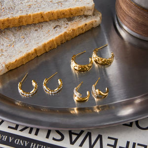 J & D ต่างหูสแตนเลสชุบทอง18K แบบมินิมอลเครื่องประดับต่างหูห่วงรูปตัวซี - Product Image 3