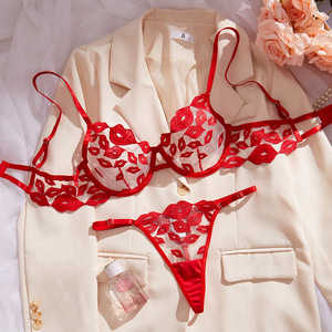 Vente Flash : Ensemble de Lingerie Érotique Rouge Brodé avec Lèvres Rouges, Dentelle et Armatures, Effet Push-Up pour Femme - Product Image 1