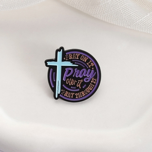 Pregate su di esso pregate su di esso pregate attraverso lo smalto Pin croce cristiana versetto della bibbia religione gesù spilla distintivo regalo di gioielli - Product Image 3
