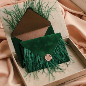 Sobre de Invitación de Boda Personalizado de Terciopelo con Estampado Dorado, Adorno de Pluma de Avestruz y Sello de Cera - Product Image 6