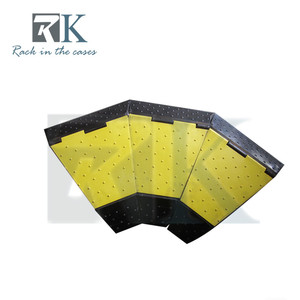 Rampe de protection de câbles robuste à prix abordable avec rebord jaune, en vente - Product Image 1