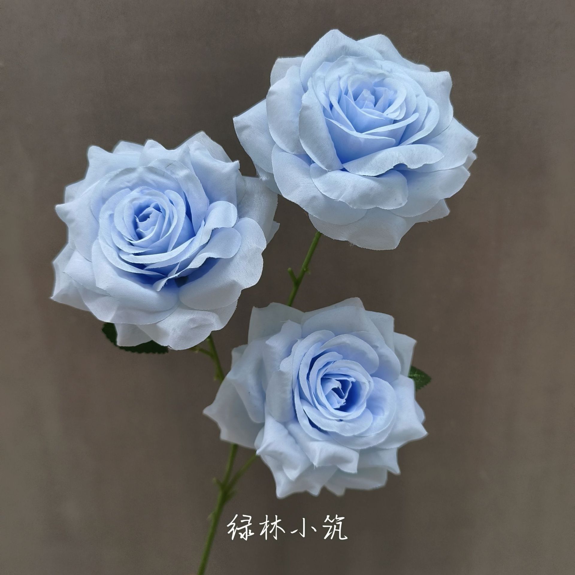 Article n° 112, rose diamant à trois têtes