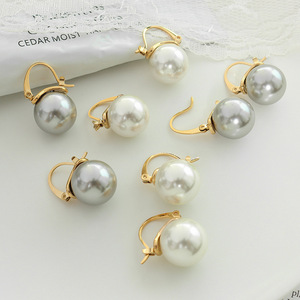 Pendientes de Perlas con Clip de Acero Inoxidable y Oro PVD de 18K |   Diseño de Perlas Falsas Grandes Blancas y Grises |   Joyería Moderna e Hipoalergénica - Product Image 2