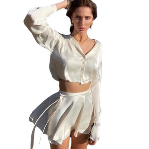 Ensemble deux pièces en satin pour femme, haut court à manches longues et jupe taille haute, couleur unie, style décontracté, design asymétrique - Product Image 5