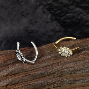 เครื่องประดับเจาะสะดือแบบคลิกเกอร์ ไทเทเนียมรูปดอกไม้ ประดับเพชร CZ สำหรับผู้หญิง แบบโค้ง - Product Image 6