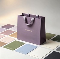 Sac cadeau en papier violet poussiéreux personnalisé avec poignée en ruban de satin, logo de marque imprimé en feuille d'or pour l'emballage de cadeaux de luxe