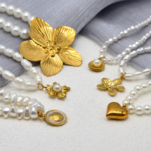 Collana con Pendente a Fiore in Acciaio Inossidabile Placcato Oro con Perle e Catena Geometrica Esagerata, Accessori Moda Donna - Product Image 3