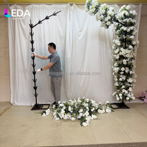Arco Floral Desmontable LEDA con Marco Metálico, Arco de Flores Artificiales con Rosas Blancas para Decoración de Fondo en Ceremonias de Boda y Eventos - Product Image 1