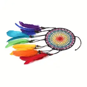 सजावट के लिए रंगीन पंखों से रंगा हुआ भारतीय ड्रीम कैचर
