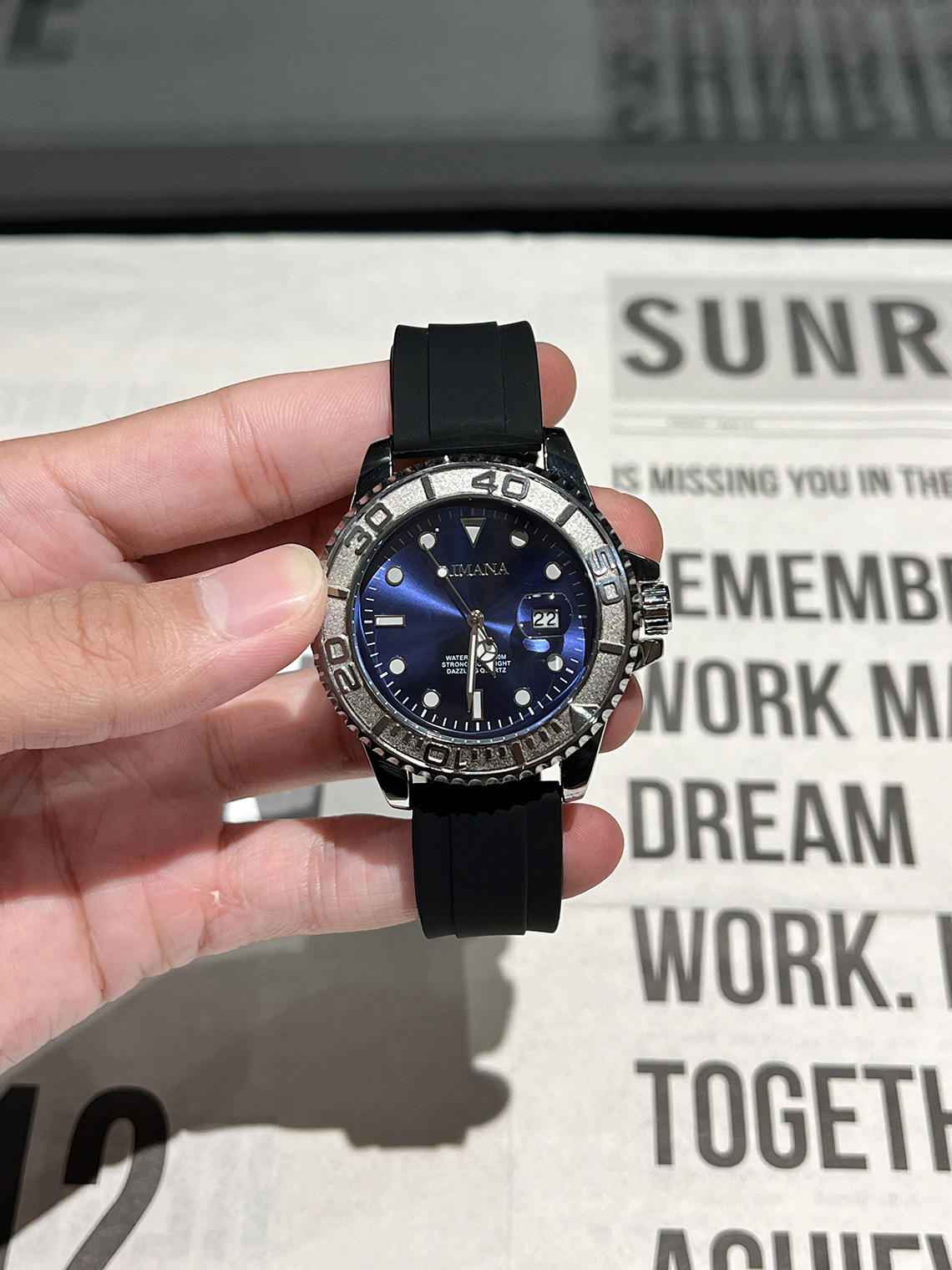 เปลือกสีเงินเทปสีดำใบหน้าสีฟ้า