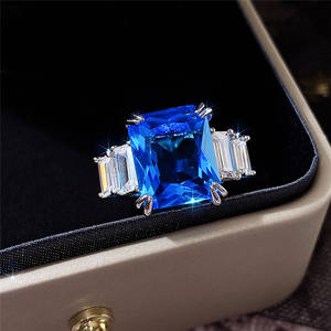 Anello da Donna F1165 in Argento Sterling 925 con Topazio Blu Taglio Smeraldo, Montatura a Griffe, Gioiello Geometrico per Fidanzamento - Product Image 2