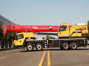 Grue sur camion STC600S, hauteur de levage 62 m, capacité 60 tonnes, avec moteur et boîte de vitesses, haute efficacité, en promotion - Product Image 5