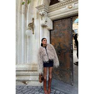 Chaqueta Corta de Piel de Zorro Beige con Estampado Vintage y Decoración de Botones de Lana y Seda Tejida - Product Image 6