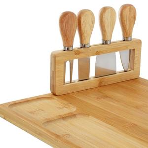 <span class=keywords><strong>Planche</strong></span> à <span class=keywords><strong>fromage</strong></span> en bambou pour comptoir de cuisine avec 4 couteaux, design élégant et pratique, idéale pour les dîners et les événements, facile à nettoyer - Product Image 4