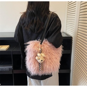 Sac fourre-tout en fausse fourrure bouclée Zeyu pour femme, grand sac à bandoulière avec breloque ours, sac à main en fausse fourrure écologique, sac à bandoulière en peluche ODM/OEM - Product Image 2