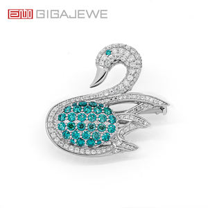 Broche de Cisne Hecho a Mano GIGAJEWE 2.087ct |   Broche de Plata de Ley con Moissanita Azul y Verde en Forma de Pájaro - Product Image 3