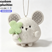 Llavero de peluche de ratón personalizado de fábrica, colgante de peluche de ratón redondo y esponjoso blanco con trébol de cuatro hojas para regalos de la suerte al por mayor