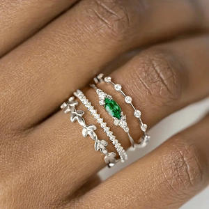 Anello da Donna Placcato Oro con Smeraldo, Taglio Marquise, Design a Pianta con Diamanti, Gioiello di Fidanzamento in Oro Giallo, Anelli Impilabili - Product Image 2