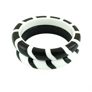 Brazalete Acrílico Clásico de Rayas Blancas y Negras de la Mejor Calidad, Diseño Unisex, Joyería de Moda para Fiestas y Aniversarios para Mujer - Product Image 4