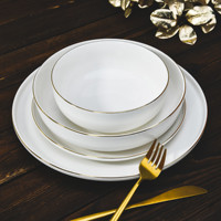 Service de vaisselle de luxe en porcelaine fine OEM, collection Royal Country, avec tasses, assiettes rondes élégantes pour mariage