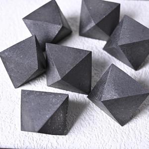 Pirámide de Shungita Premium, Adorno de Mineral Natural Tallado, Protección EMF, Sanación Reiki, Equilibrio de Chakras, Tendencia de Moda - Product Image 1