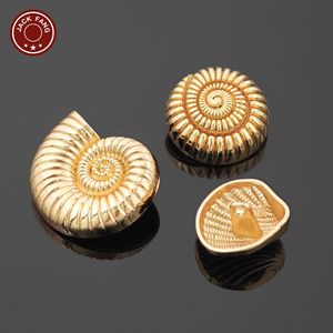 Botones Metálicos de Lujo con Forma Irregular, Botones de Concha con Logotipo Grabado Personalizado para Accesorios de Ropa - Product Image 5