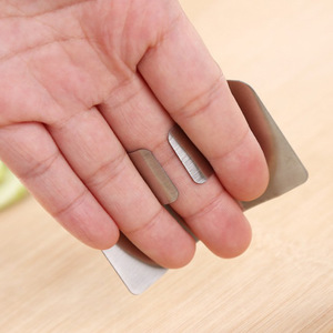 Gadgets de <span class=keywords><strong>cuisine</strong></span> polyvalents pour la maison <span class=keywords><strong>protège</strong></span>-<span class=keywords><strong>doigts</strong></span> outils de légumes de <span class=keywords><strong>cuisine</strong></span> <span class=keywords><strong>protège</strong></span>-<span class=keywords><strong>doigts</strong></span> en acier inoxydable en métal - Product Image 5