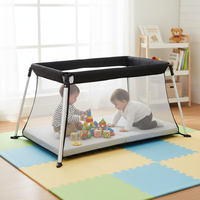 Lit bébé pliable et portable à montage facile, berceau à bascule réglable avec cadre métallique, design minimaliste pour chambre à coucher