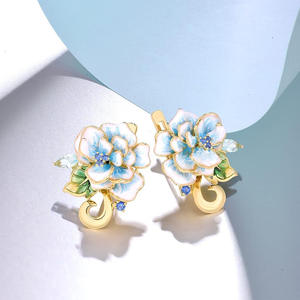 Orecchini a perno con fiore dorato per donna, placcati oro 18K con intarsio di perle, gioielli raffinati per l'uso quotidiano - Product Image 3